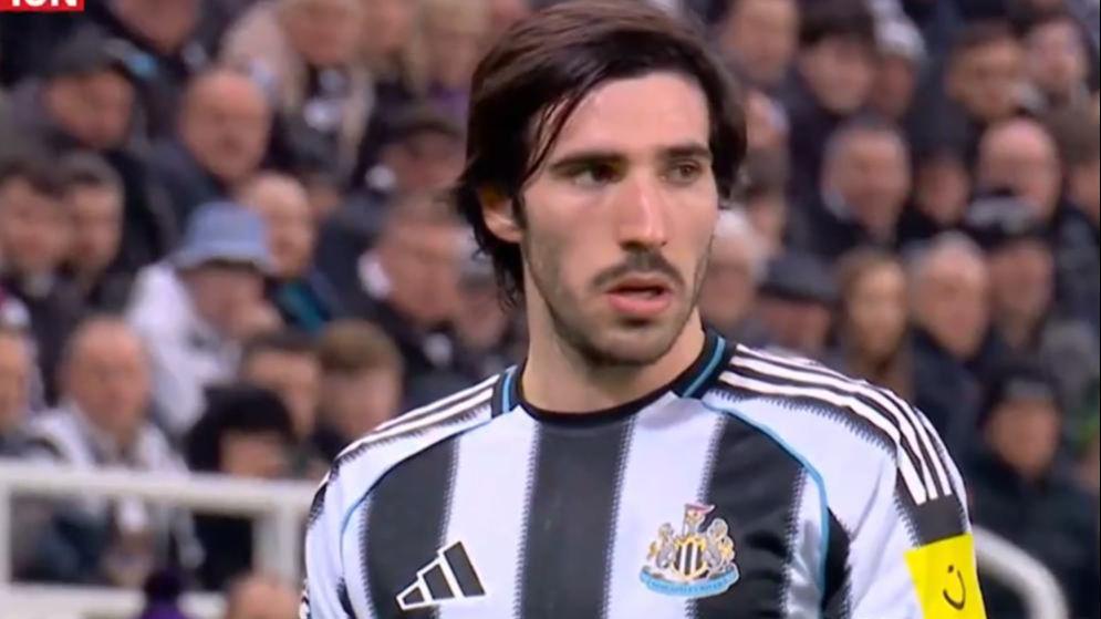 开云官方直播-神剧情！补时绝杀，曼联1-2纽卡：多打1人还输了，告别了11轮不败