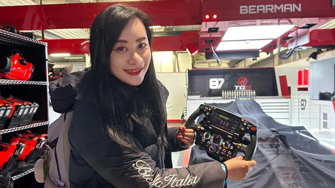 开云官方直播-记者亲历上赛场夜游：手握赛车方向盘，站上F1领奖台