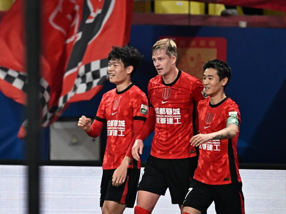kaiyun sports-3-0！中超领头羊继续狂飙：疯狂8连胜，韦世豪破门，刘殿座扑点